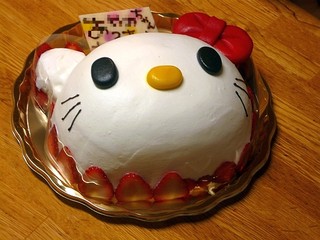 MONICA - 誕生日のデコレーションケーキ　キティーちゃん