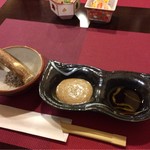 Hinoki - つけダレはゴマだれとポン酢、すり鉢と炒りごまもあり