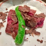 はらまさ - 宮崎牛。A5とのこと。なぜか上に変なものがｗさすがにやり過ぎですｗ。肉はサシが素人目にもすごかっただけに旨味甘みが違います。