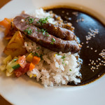 Nord - 満腹セットの小さいカレーでも丁寧な盛りつけ。この黒いカレーはヤミツキ度が高すぎる。