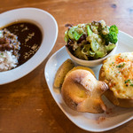 Nord - 「よくばり満腹セット」（1,300円）。小さいカレーと小さいパン詰めグラタンのセット。