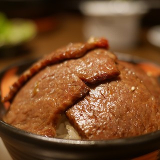 ハラミ850円、カルビ950円等、和牛焼肉がコスパ良く！