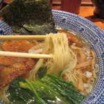 横濱 くじら軒 - パーコー麺薄口醤油味　麺リフト