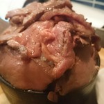 和牛＆Seafood　Micio（ミーチョ） - 2017/1  ステーキ丼￥1680(税込)肉増し1,5倍￥500(税込)ご飯中盛り￥0 肉増ししたため、一旦お肉を蓋の上に避難(^○^)