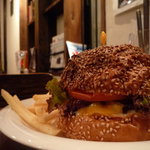 トムズカフェ - チーズベーコンバーガー