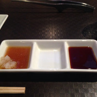 大井町銭場精肉店 - タレ。左から特製ポン酢、真ん中は空白（ 塩などを置くスペース  ）、右はお醤油。