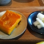 釜炊近江米 銀俵 - 副菜と漬物
      副菜はかぼちゃの煮物…玉子焼きじゃ無いですよ