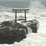 Osakana Tengoku Kaisen Syokujidokoro - 神磯の鳥居  海が荒れてる時の写真ですが。