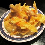 お通しのワンタン揚げ