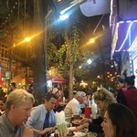 NEW DAY Restaurant - 気候がいいので、皆路上でビアガーデン状態