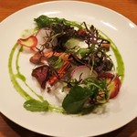 アノニム - モッツァレラチーズと神戸市内で採れた有機野菜のサラダ