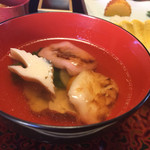 旅館 阿しか里 - お雑煮は紅白餅に鶴の蒲鉾、鶏肉と青菜が下に隠れていました