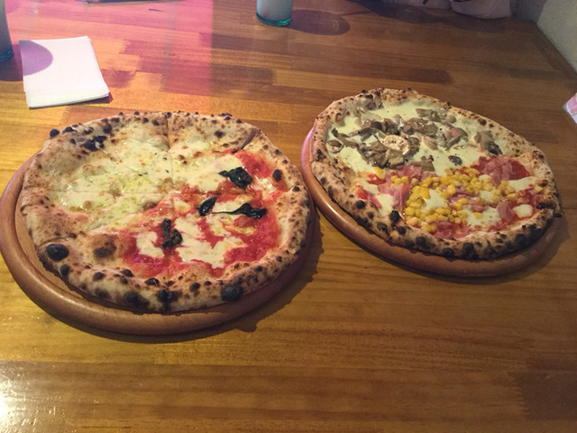 スタンド型店舗です。500円からで、 half-and-halfにも対応しています。味も申し分なく : ポルフェ ピッツァ