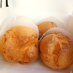 PATISSERIE Poa Son - “焼き立て窯出しシュー”(105円)。