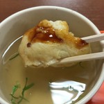 姫路 タコピィ - ソースを塗ったたこ焼きをダシに浸して、いただきま〜す