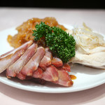 梅蘭 - ３種冷菜盛り合わせ（叉焼、蒸し鶏、クラゲ）