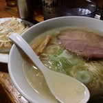 翔鶴 - 塩らあめん(麺大盛り無料､¥630-)
      自家製餃子(¥300-)