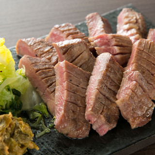 缓慢熟成的牛舌是一种罕见的部位，可以用木炭烤或作为寿司。