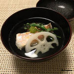 御料理 寺沢 - くじの椀物。ぐじの後ろに『早松茸』