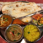 インド＆タイ料理専門店 Surya Royal Garden - ランチ（カレー2種、タンドリーチキン、ナン、サフランライス、サラダ）