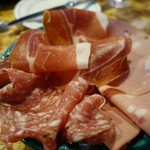 cozze - （2016/11月）「モルタグラというピスタチオ入りのハム、パルマの生ハム、ういきょう入りのピノキオサラミの盛り合わせ」