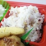 Derika suteshon - 30品目以上にぎわい弁当910円