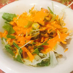 最初に出てくるサラダ