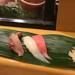 Sushi Tei - 左は中トロの炙り