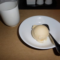 ビューアンドダイニングザスカイ - 　バニラアイスクリームと、緑茶です。