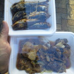 江島屋水産 - 上、小イワシの煮付け。下マグロとキャベツの煮付け