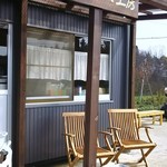 雫石チーズ工房 - 外観 休憩スペースもあります♪