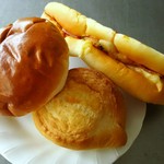 左から：あんぱん、プチフランス、ピザパンUP♪