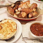 ラミティエ - 切り分けたホロホロ鳥の丸ごとローストの付け合せ。ポテトグラタンとピペラード