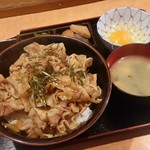 紫 - 「豚丼（生卵付） (500円)」。　お味噌汁・小鉢・お新香・生卵が付いてきます。