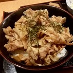 Murasaki - 結構ボリュームもあって食べ応えがある「豚丼（生卵付） (500円)」