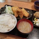 紫 - 「MIXフライ定食 (500円)」。　ご飯・お味噌汁・小鉢・お新香が付いてきます。