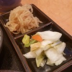 紫 - 定食の小鉢とお新香