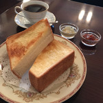 カフェ ヴィオロン - ジャムバタートースト(いちご・洋梨)とコーヒー