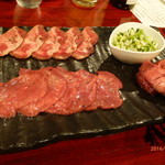 焼肉赤身にくがとう - 厚切り特上タン塩・上タン・タンスジ３種食べ比べ