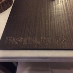Bistrot 64 - テーブルマットの代わりにセットされている店名が記された木のプレート