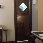 Bistrot 64 - 厨房への出入り口　野田さんがここから覗くことも