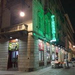 Primaepoi - 大きなネオンサインが目印