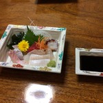 刺身盛り合わせ/1人前（1300円）