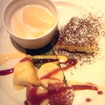 モデスティ - 美しいデザート盛り合わせ、コーヒーか紅茶か中国茶が付きます。