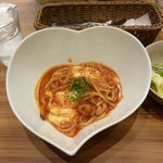 生パスタ＆カフェ カプル - ハートの食器　ベーコンとモッツァレラチーズのトマトソース