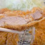 とんかつきのや - 『霧島黒豚』を使用したというトンカツは、ふっくらジューシ～。