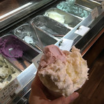 花彩 白馬店 - 木いちごとクリームチーズ。
                                どちらもまろやかで美味しいー
                                トリプルも出てて400円だった。
                                5時には行ったと思うけどかなり選びしろ減ってた。