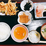波平 - 日替わりランチ 780円
      かき揚げ、刺身、小鉢、昆布の佃煮、カブの漬物、味噌汁、ご飯、コーヒー