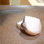 鮨 十兵衛 - わらで燻製したサワラ