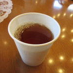 ベニキア カルトンホテル - 先ずはドリンクバーからウーロン茶をいただいてみました、カップは紙コップ。